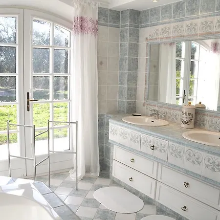 342 M2 Classee 4 Etoiles Sur 1 Ha - Provence Besse-sur-Issole